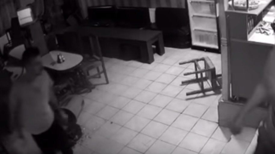 Scandal într-un bar din Vâlcea! Cinci bărbaţi au fost reţinuţi - VIDEO