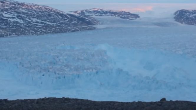 Un aisberg gigantic s-a desprins din Groenlanda. Momentul a fost surprins de o echipă de oameni de ştiinţă - VIDEO