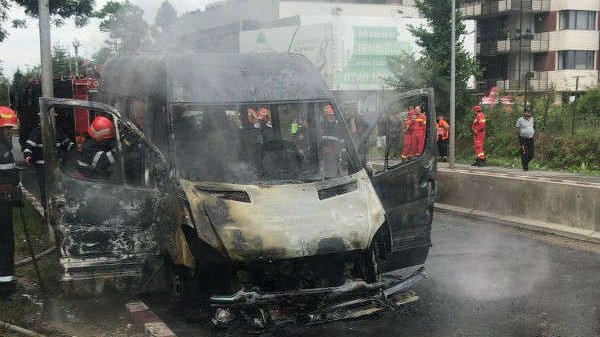 Un microbuz a luat foc pe şoseaua Pipera, din Capitală