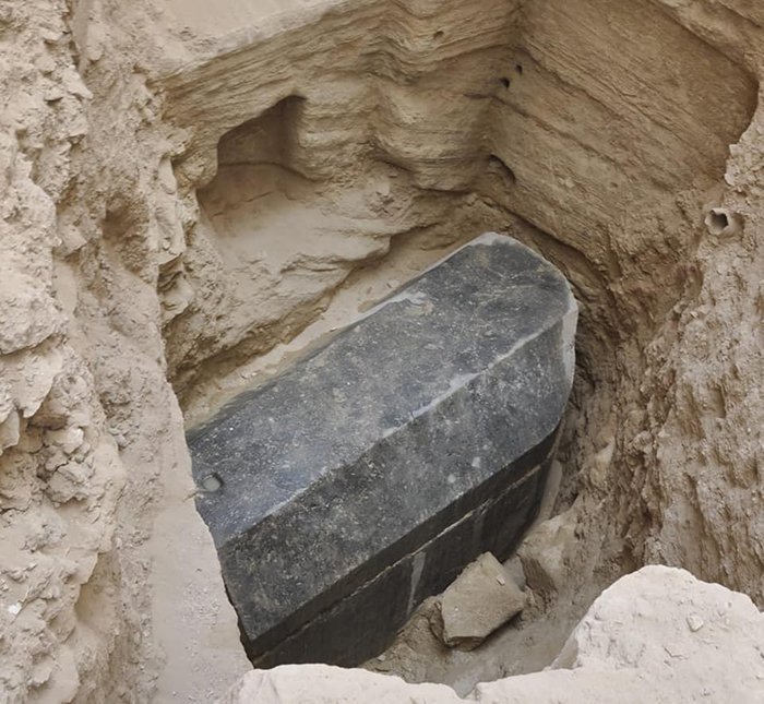 Un sarcofag negru şi uriaş a fost descoperit în Egipt. Nimeni nu ştie cine se află înăuntru