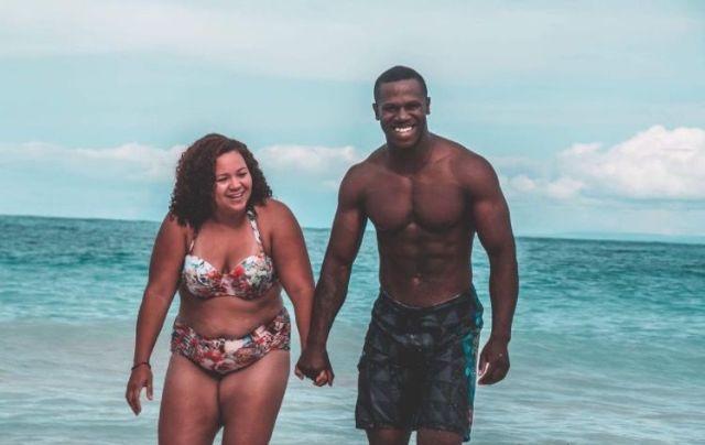 Acest cuplu a mers la plajă și cineva le-a făcut o poză! Acum tot internetul vorbește despre ei - Ce se vede în fotografie  539675