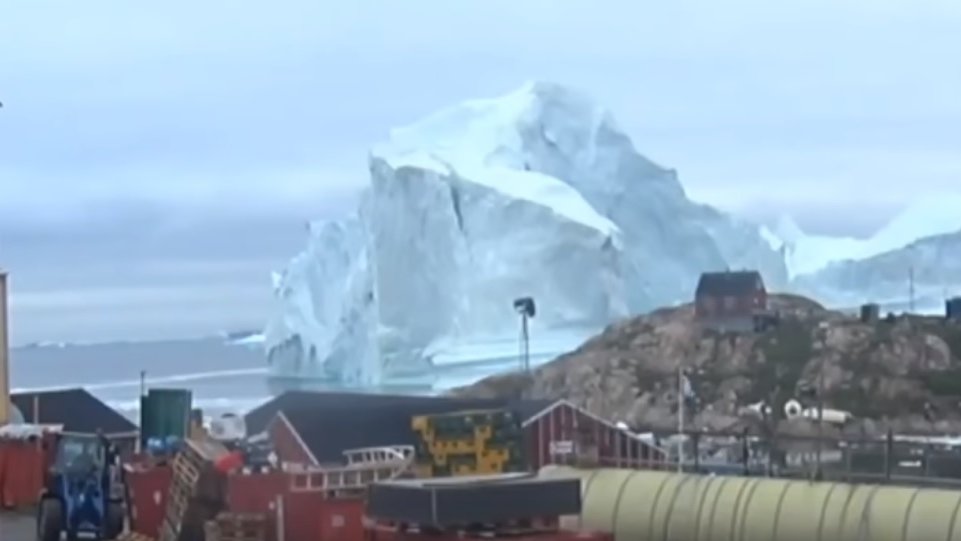 Imagini incredibile! Un aisberg de 100 de metri înălţime e pe cale să provoace un tsunami - VIDEO