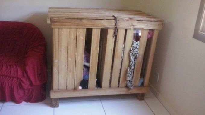 Copii încuiați într-o cușcă de lemn. Ce făceau părinții în tot acest timp