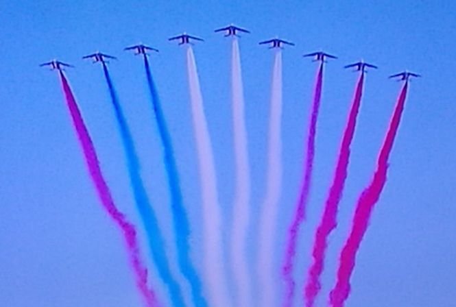 Gafă uriașă la parada de Ziua Naţională a Franţei. O eroare a apărut la unul din avioanele care survolau Arcul de triumf 