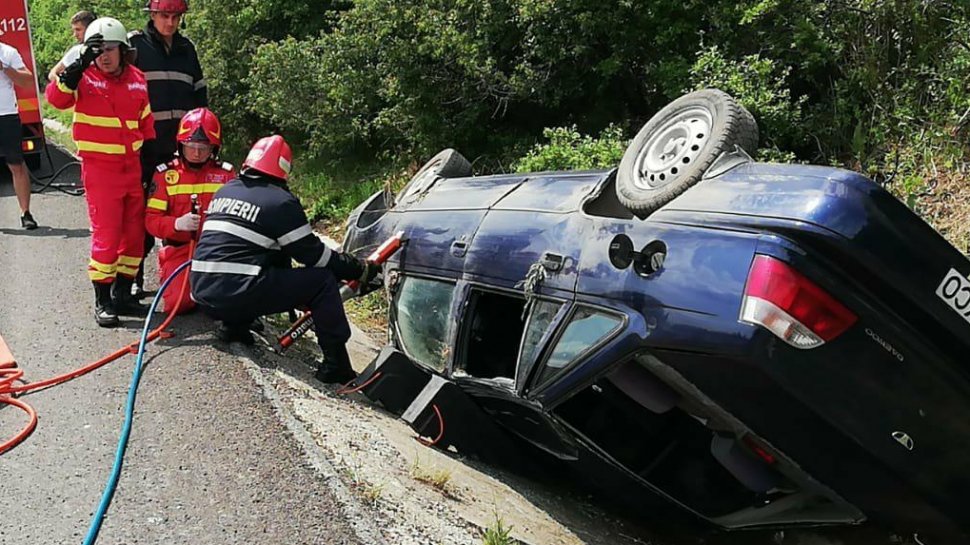 O întreagă familie, implicată într-un accident rutier la Lețcani. Șoferul a adormit și mașina s-a izbit de un copac