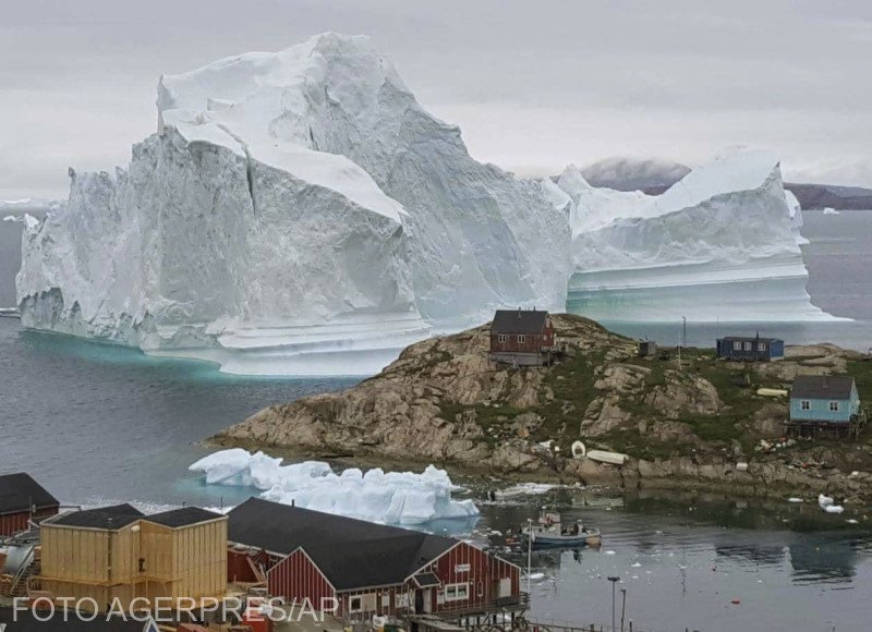 Satul amenințat de un aisberg de 100 de metri înălțime. Oamenii au fost evacuați