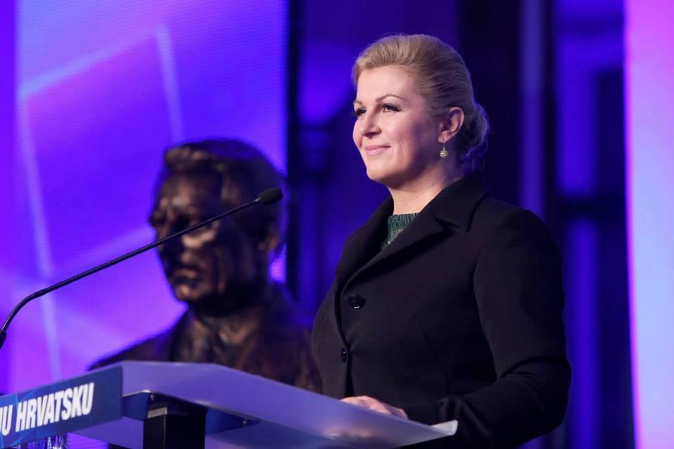 CAMPIONATUL MONDIAL DE FOTBAL 2018. Imagini năucitoare cu președintele Croației pe scenă 540205