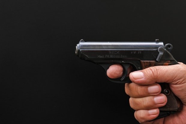 Un bărbat din Dâmbovița s-a împușcat din greșeală, în timp ce își curăța arma