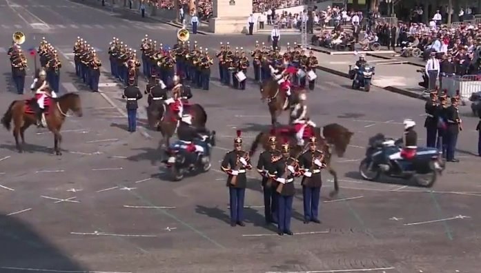 VIDEO. Gafă la parada de Ziua Națională a Franței. Două motociclete s-au ciocnit 