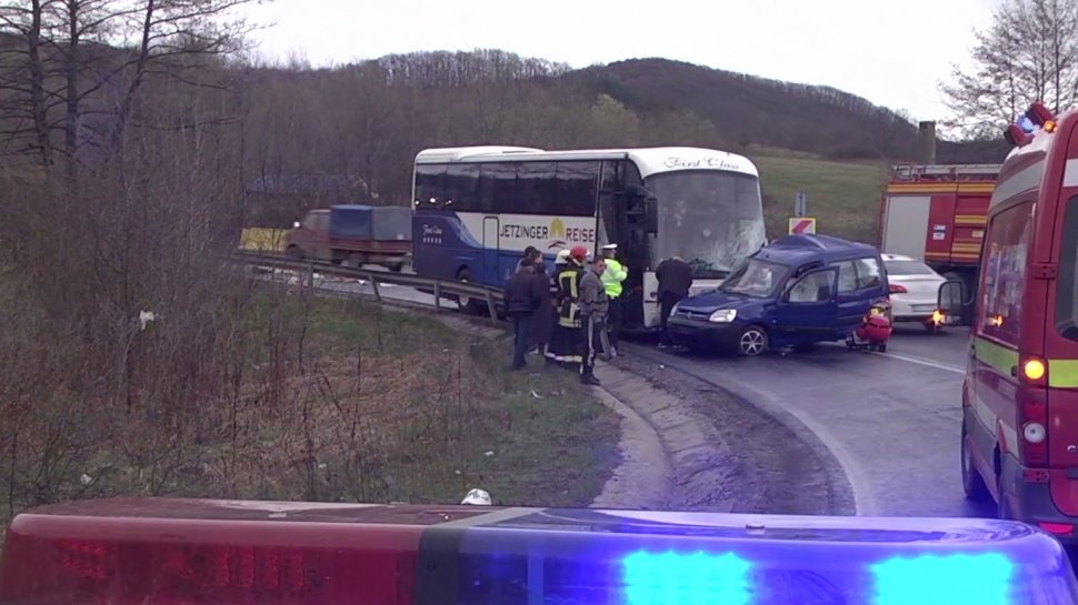 Accident grav în Bihor, între un autocar, un microbuz şi o autoutilitară! Sunt 11 victime