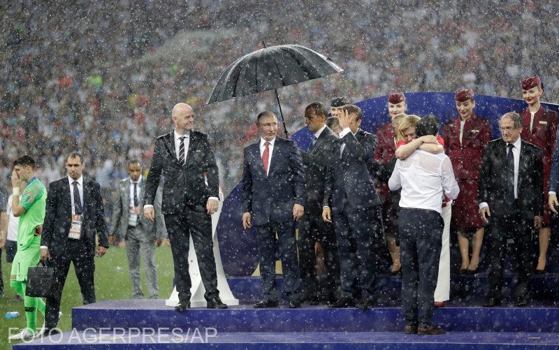 Imagine virală de la Cupa Mondială. Ploaie torențială la Moscova, o singură umbrelă, pentru Vladimir Putin - VIDEO