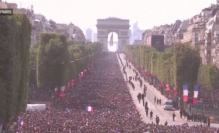 Imagini fabuloase din Franța. Cum au fost primiți la Paris fotbaliștii naționalei franceze  - VIDEO 