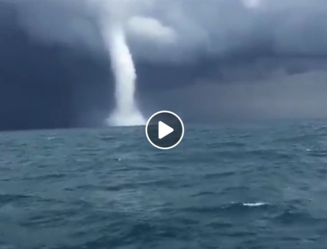 Un fenomen meteo impresionant a fost surprins pe Marea Neagră, la mică distanță de țărm - VIDEO