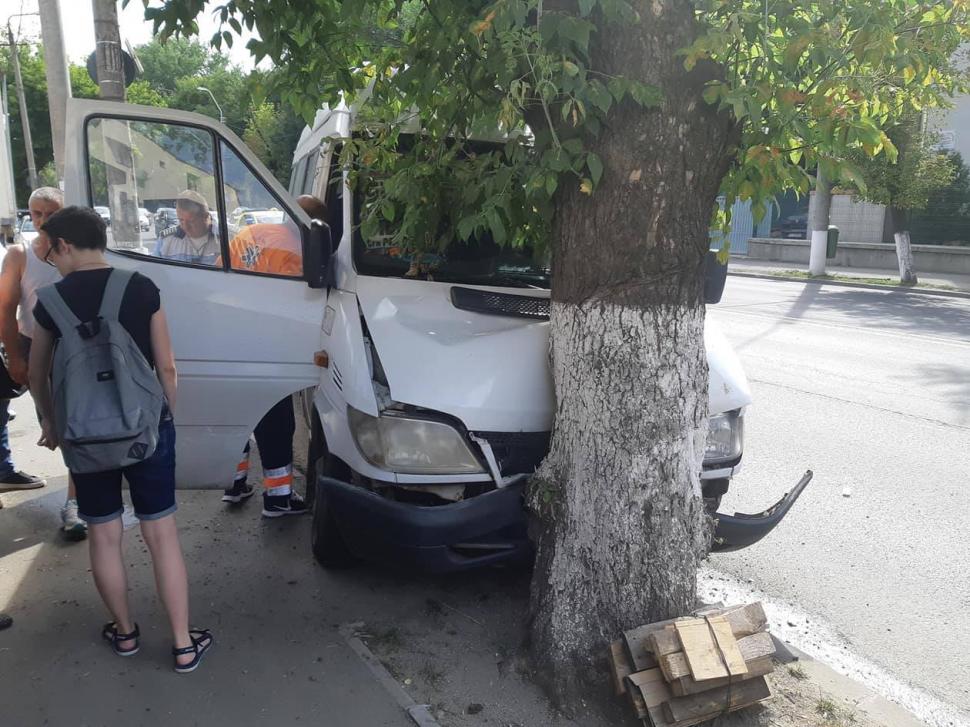 Un microbuz cu călători a intrat într-un stâlp pe Şoseaua Antiaeriană din Bucureşti. Sunt mai multe victime 540600