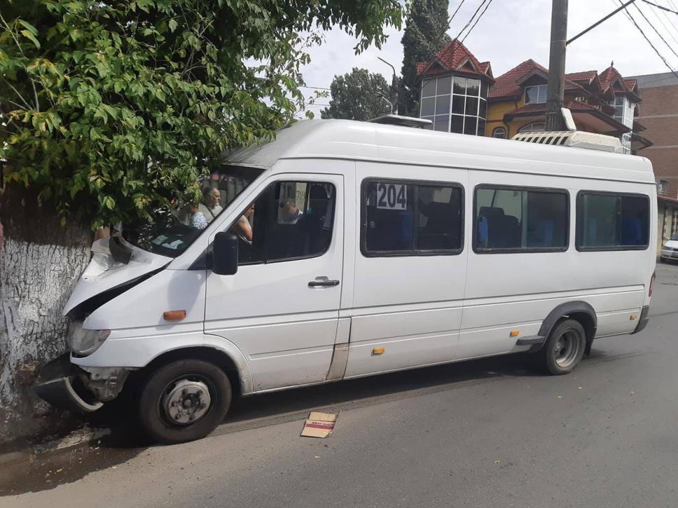 Un microbuz cu călători a intrat într-un stâlp pe Şoseaua Antiaeriană din Bucureşti. Sunt mai multe victime 540602