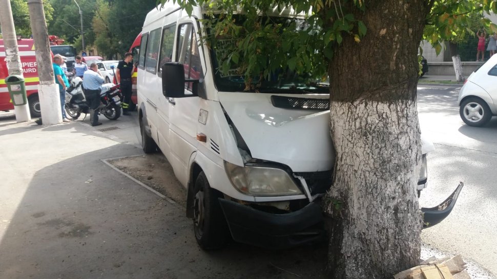 Un microbuz cu călători a intrat într-un stâlp pe Şoseaua Antiaeriană din Bucureşti. Sunt mai multe victime