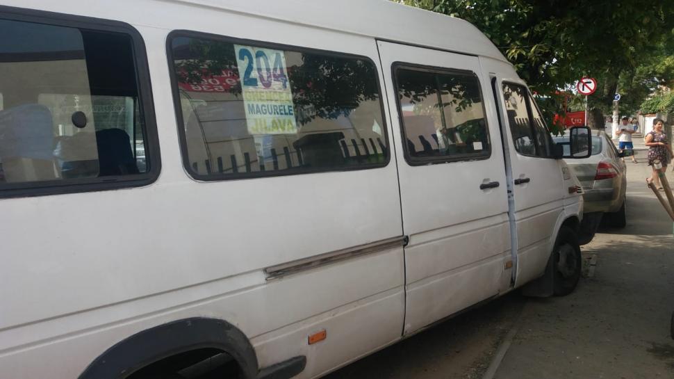 Un microbuz cu călători a intrat într-un stâlp pe Şoseaua Antiaeriană din Bucureşti. Sunt mai multe victime 540609