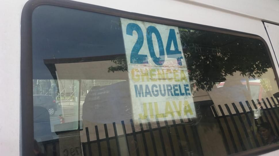 Un microbuz cu călători a intrat într-un stâlp pe Şoseaua Antiaeriană din Bucureşti. Sunt mai multe victime 540610