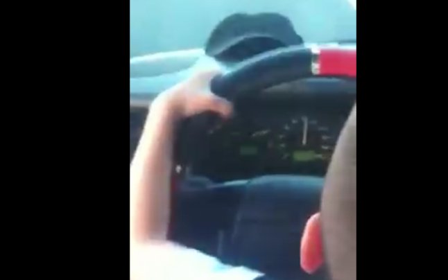 Copil suprins la volan, în timp ce părinții îl încurajau. Autoritățile au început cercetările în acest caz (VIDEO)
