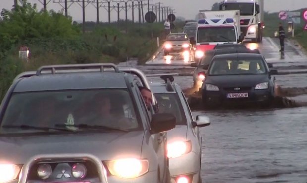 Ploile au făcut prăpăd în țară. Șapte drumuri naționale, blocate de ape