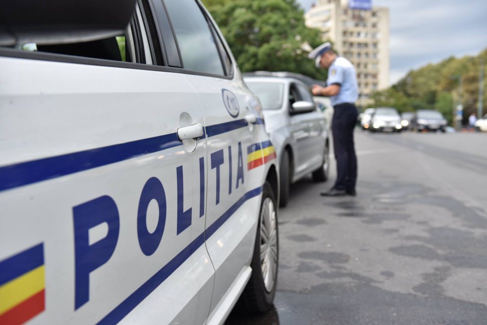 Incident șocant în Dolj. Un polițist a fost lovit de o maşină în timp ce se pregătea să ceară actele unui şofer 