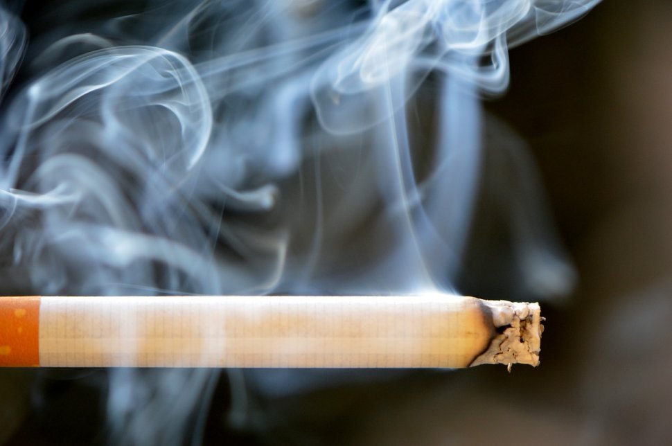 Peste patru milioane de români sunt dependenţi de ţigări şi fumează zi de zi