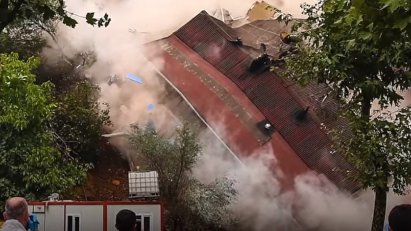 Momentul în care un bloc din Istanbul se prăbușește, după o ploaie torențială - VIDEO