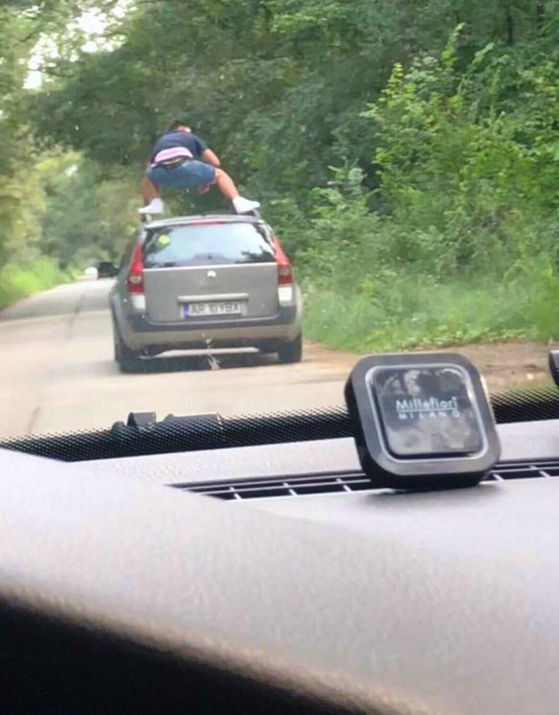 Scene ca-n filme în trafic! Un tânăr din Arad s-a urcat în timp ce mașina se afla în mers 541849