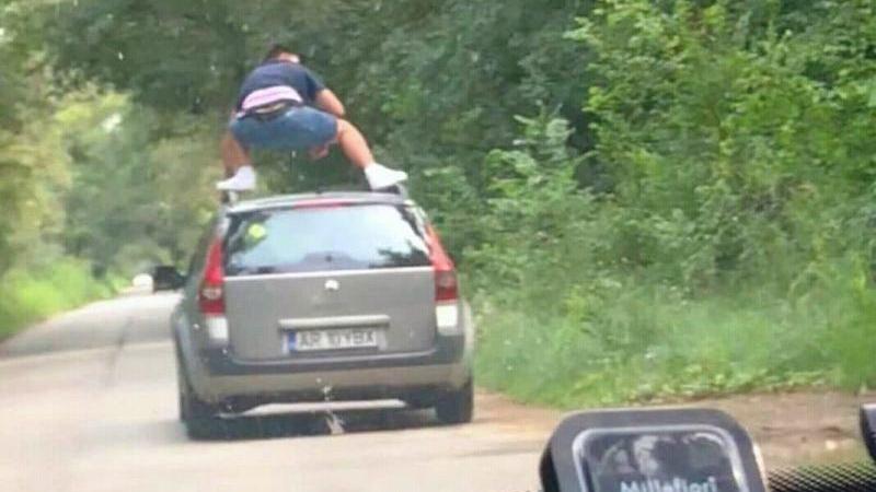 Scene ca-n filme în trafic! Un tânăr din Arad s-a urcat în timp ce mașina se afla în mers 541850