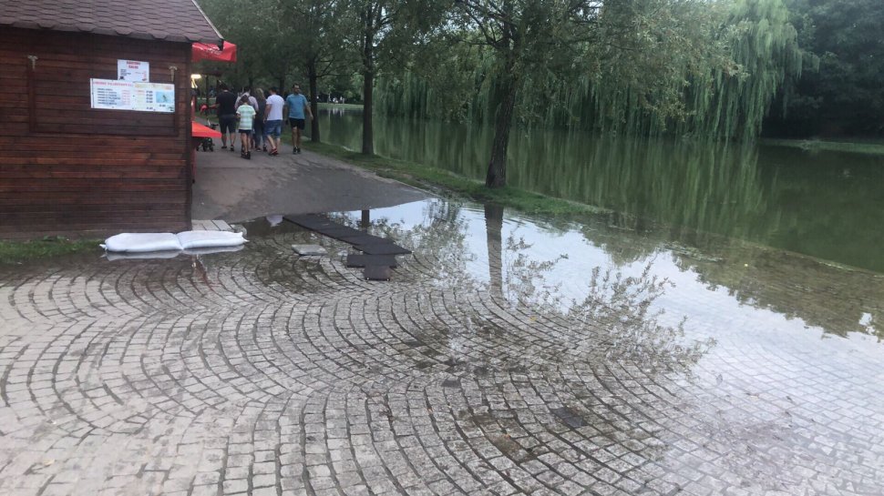 Parcul IOR din Capitală a fost inundat. Oamenii, nevoiți să treacă prin apă - VIDEO