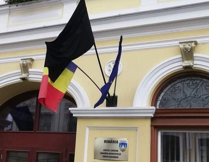 Gest scandalos de Ziua Imnului. Un steag negru a fost arborat la Primăria Sfântu Gheorghe 