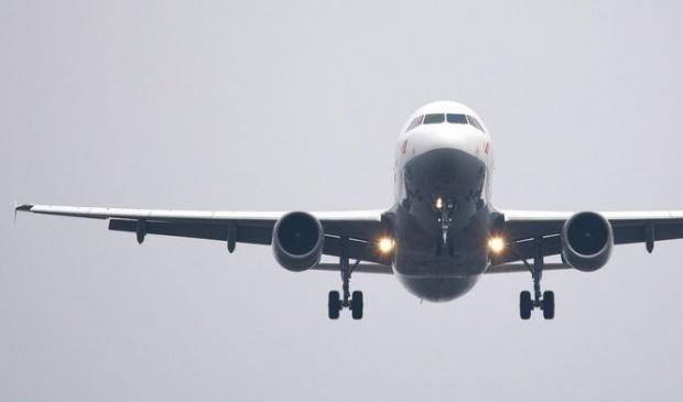 Incident pe un aeroport din Londra! Coada unui avion cu români la bord a lovit pista în timpul decolarii 