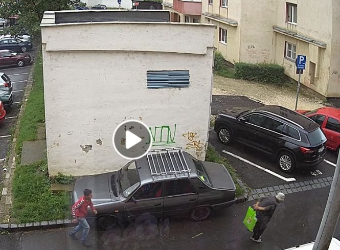 Tânărul filmat în timp ce a tâlhărit o bătrână la Braşov a fost prins 
