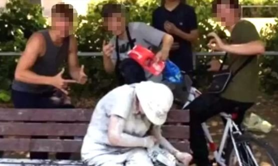 Femeie cu dizabilități, atacată cu ouă și faină de patru adolescenți. Tinerii au fost arestați
