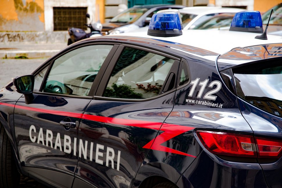 O româncă de 29 de ani a fost arestată în Italia pentru „furt prin îmbrăţișare”