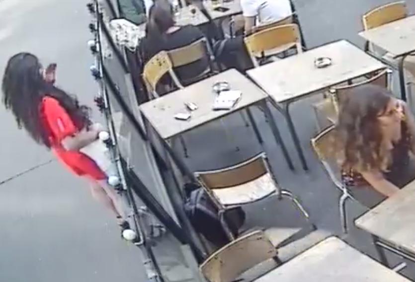 Se afla pe stradă, când un necunoscut s-a apropiat de ea și a pălmuit-o. Nimeni nu înțelegea ce se întâmplă. Totul a fost surprins de o cameră de filmat (VIDEO) 542612