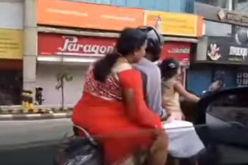  Fetiță de cinci ani, surprinsă conducând un scuter pe un drum public - VIDEO