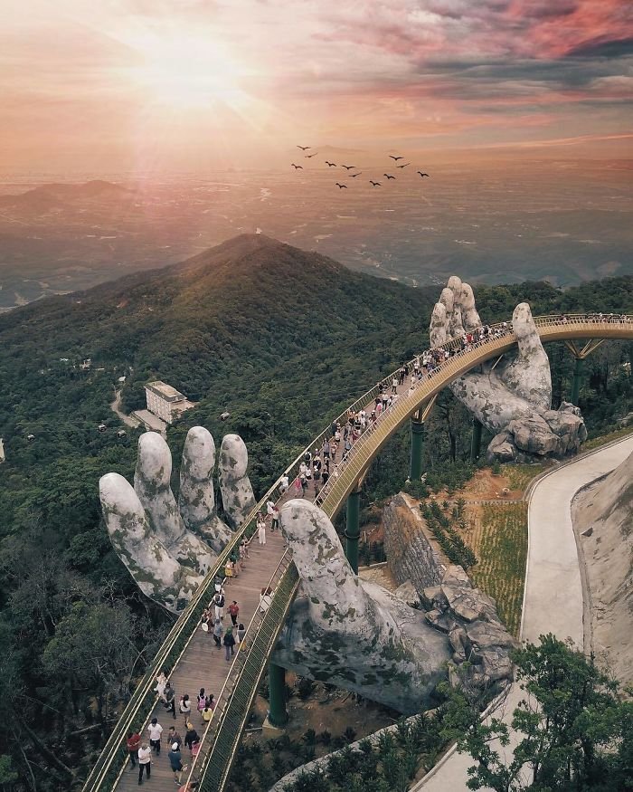 Noul pod din Vietnam îţi dă fiori. Este susţinut de două mâini gigantice - VIDEO