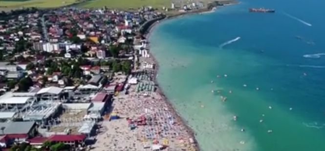 Surpriză pentru turiştii de pe litoral! Marea Neagră a devenit turcoaz