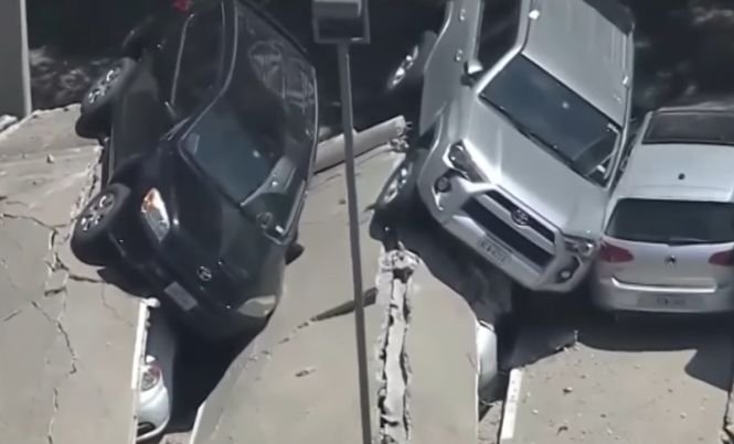 Incident bizar în Texas. O parcare supraterană s-a prăbuşit din senin. Zeci de mașini au fost distruse - VIDEO