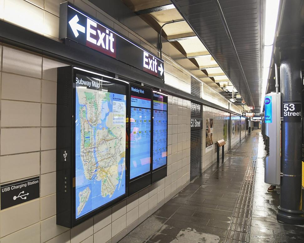 Cum a fost surprins un călător la metrou. Ceilalți pasageri nu puteau rata momentul și au filmat tot - VIDEO