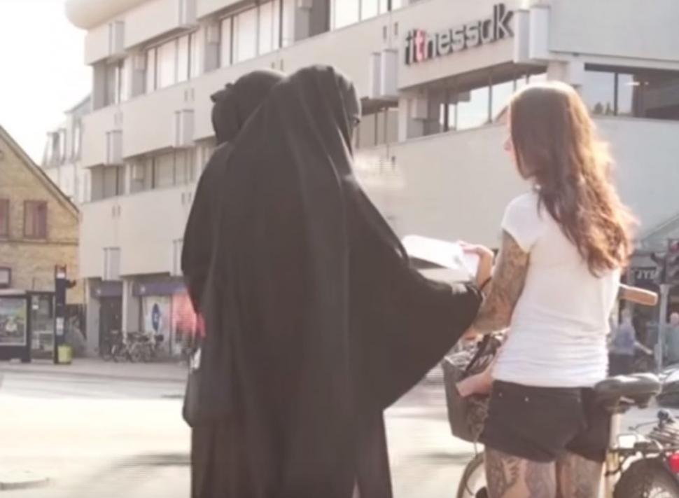 Protest inedit în Danemarca. Oamenii și-au acoperit chipurile cu văl islamic