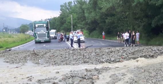Traficul a fost reluat pe DN1, în zona Nistorești, unde inițial fusese blocat din cauza ploilor abundente