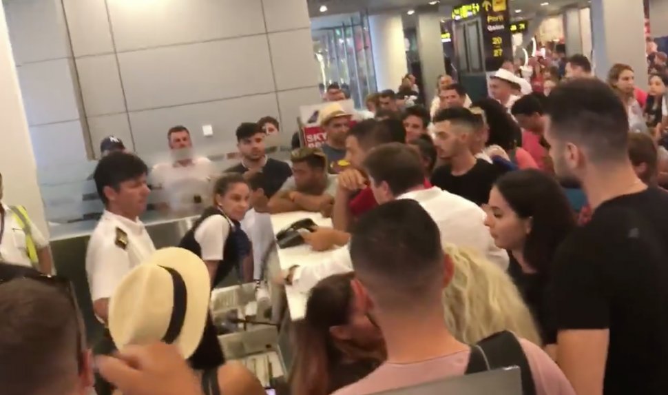 Zeci de români, blocați pe aeroport, în Cipru - VIDEO