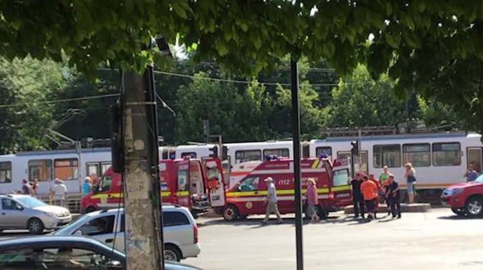 Accident teribil în București! O tânără a rămas fără un picior, după ce a fost lovită de tramvai - VIDEO