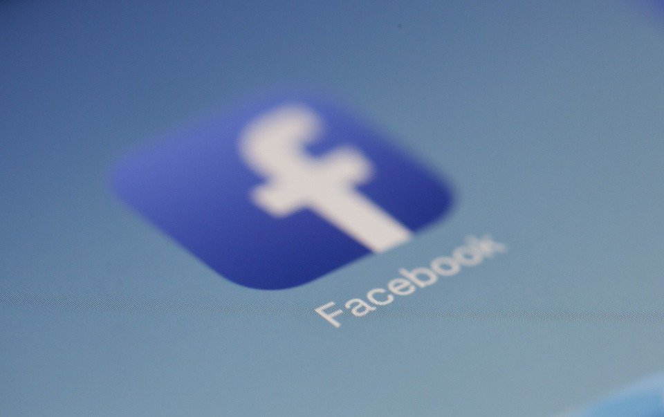 Facebook a picat în mai multe țări, inclusiv în România 
