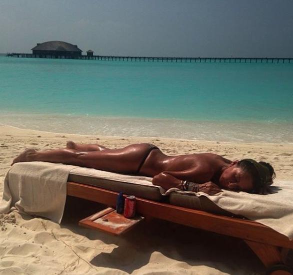 Mihaela Rădulescu, topless la plajă la 49 de ani! Iubitul a pozat-o asa 543439