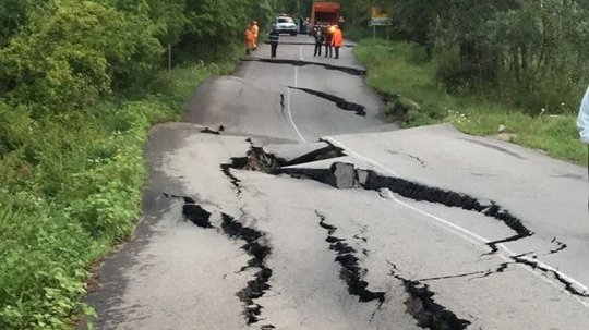 Un drum naţional din Argeş, rupt de o alunecare de teren - FOTO