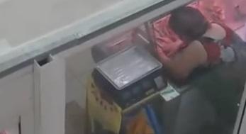 Imagini șocante în Cernăuți. O angajată a fost surprinsă în timp ce ștergea cu o cârpă mezelurile din magazin - VIDEO