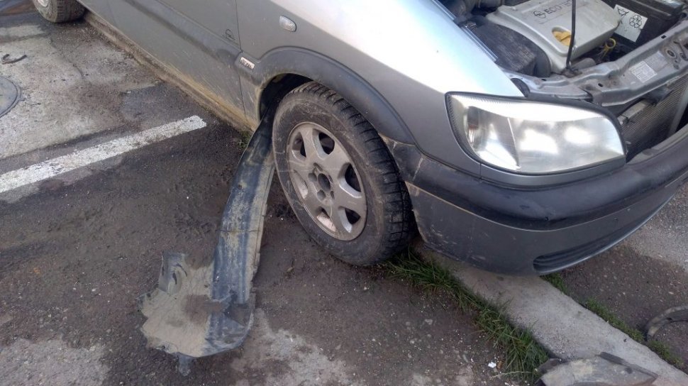 Un bărbat din Neamț și-a găsit mașina devastată dimineața. Când a deschis capota, a rămas șocat. Ce era înăuntru